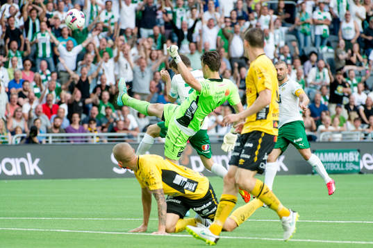 Elfsborgs målvakt Kevin Stuhr Ellegaard rensar bort bollen