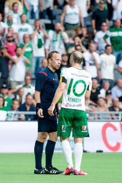 Assisterande domaren Björn Lindroth i samtal med Hammarbys