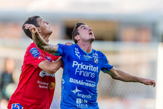 Åtvidabergs Mauricio Albornoz och Halmstads James Keene