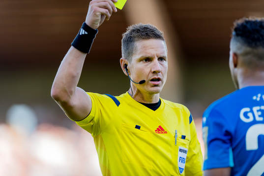 Domare Martin Strömbergsson ger gult kort till Halmstads