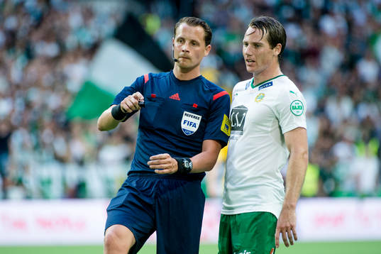 Domaren Andreas Ekberg i samtal med Hammarbys Johan Persson