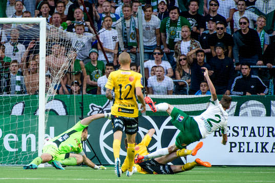 Elfsborgs Jesper Manns faller över Elfsborgs Adam