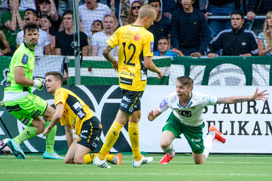 Hammarbys Birkir Már Saevarsson reagerar