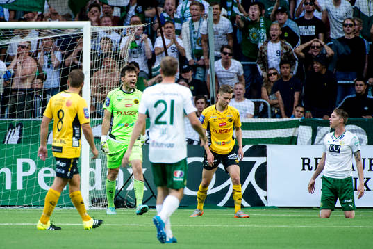 Elfsborgs målvakt Kevin Stuhr Ellegaard visar känslor