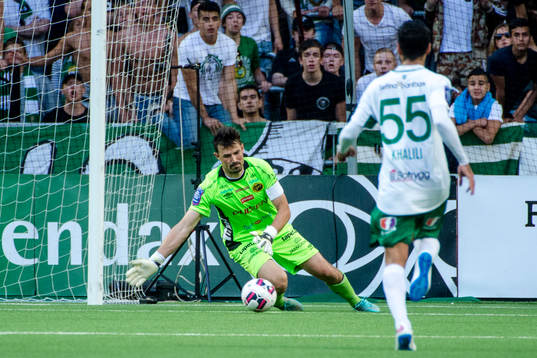 Elfsborgs målvakt Kevin Stuhr Ellegaard räddar skott