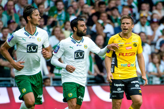 Hammarbys Imad Khalili försöker lugna Elfsborgs Anders