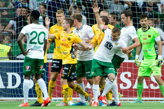 Stökigt i Elfsborgs straffområdet före hörna
