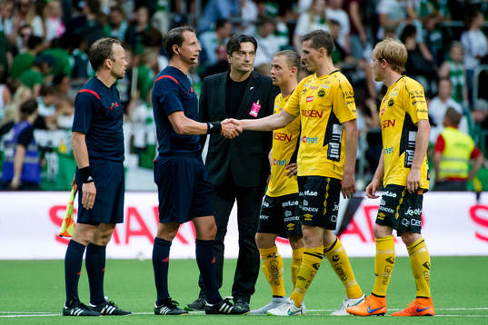Elfsborgs spelare tackar domarna