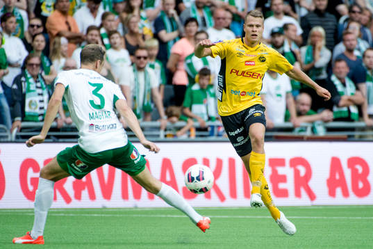 Elfsborgs Jon Jönsson provar skott förbi Hammarbys