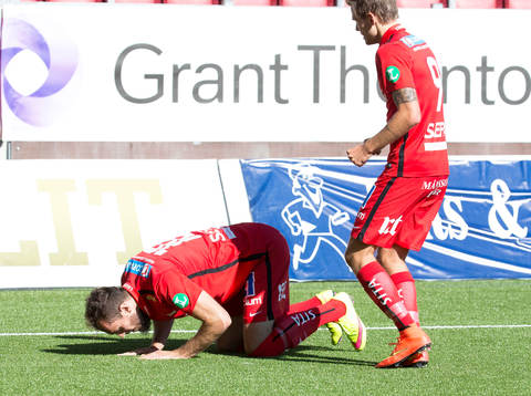 Norrköpings Emir Kujovic kysser gräset