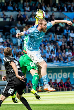 IFK Göteborgs målvakt John Alvbåge i luftduell med