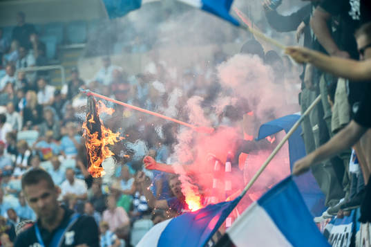 IFK Göteborgs supportrar eldar på läktaren