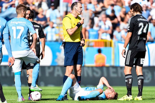 Malmö FFs Markus Rosenberg grinar illa