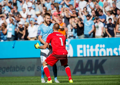 Malmö FFs Rasmus Bengtsson och målvakt Johan Wiland jublar