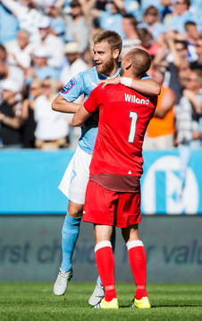 Malmö FFs Rasmus Bengtsson och målvakt Johan Wiland jublar