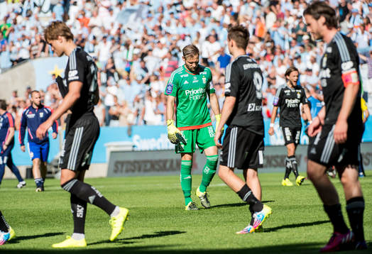 IFK Göteborgs målvakt John Alvbåge deppar