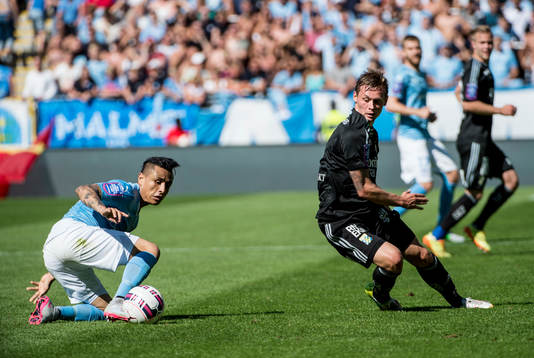 Närkamp mellan Malmö FFs Yoshimar Yotún och IFK
