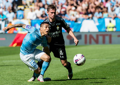 Närkamp mellan Malmö FFs Yoshimar Yotún och IFK