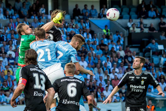 Närkamp mellan IFK Göteborgs målvakt John Alvbåge och