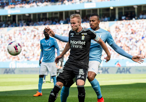 Närkamp mellan IFK Göteborgs Gustav Engvall och Malmö