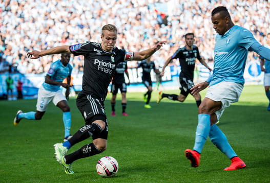 Närkamp mellan IFK Göteborgs Gustav Engvall och Malmö