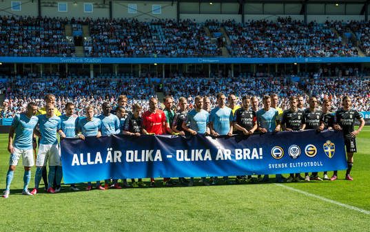 Malmö FFs och IFK Göteborgs med banderollen "Alla är