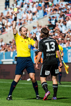 Domaren Jonas Eriksson och ger IFK Göteborgs Gustav