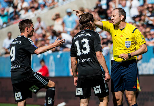 Domaren Jonas Eriksson och ger IFK Göteborgs Gustav