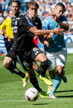 Närkamp mellan IFK Göteborgs Thomas Rogne och Malmö FFs