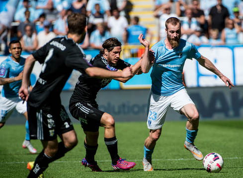 Malmö FFs Jo Inge Berget i närkam med IFK Göteborgs