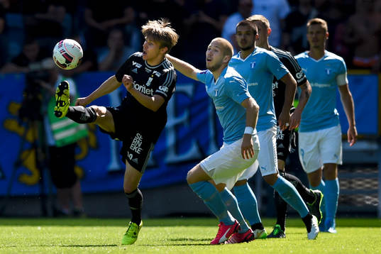 IFK Göteborgs Riku Riskioch Malmö FFs Anton Tinnerholm