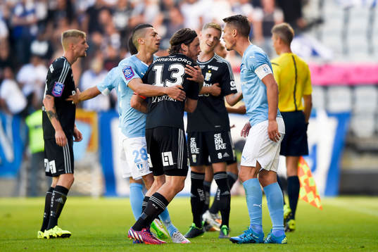 IFK Göteborgs Gustav Svensson är irriterad på Malmö FFs