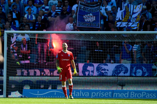 IFK Göteborgs supportrar eldar bakom Malmö FFs målvakt