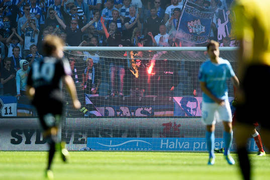 IFK Göteborgs supportrar eldar på läktaren