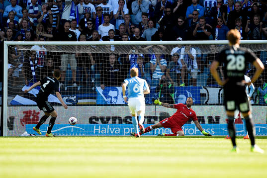 IFK Göteborgs Emil Salomonsson gör 2-1 på straff bakom