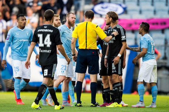 Malmö FFs och IFK Göteborgs spelare i samtal med domare