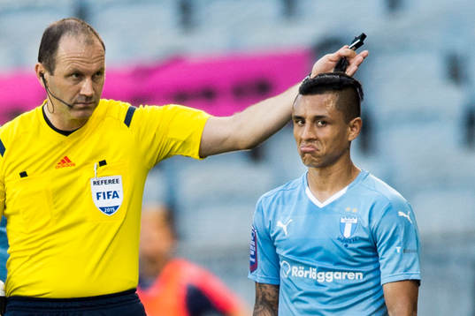 Domare Jonas Eriksson visar ut Malmö FFs Yoshimar Yotún