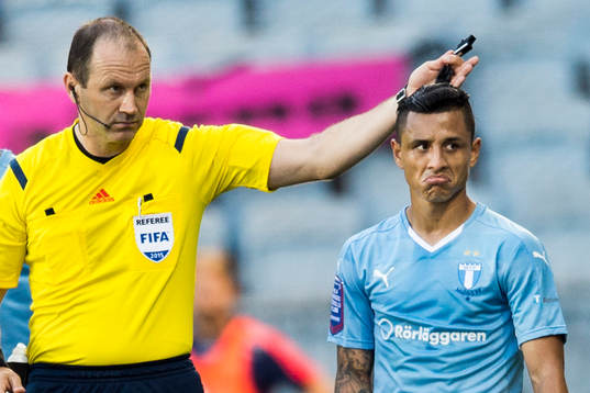 Domare Jonas Eriksson visar ut Malmö FFs Yoshimar Yotún