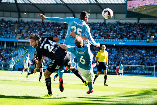 IFK Göteborgs Tom Pettersson i kollision med Malmö FFs