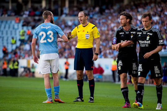 Domare Jonas Eriksson i samtal med Malmö FFs Jo Inge Berget