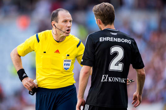 Domare Jonas Eriksson i samtal med IFK Göteborgs Emil
