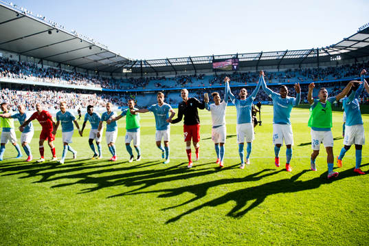 Malmö FFs spelare jublar mot publiken