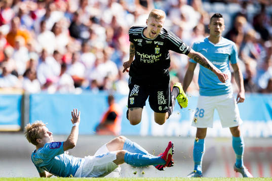 IFK Göteborgs Sebastian Eriksson tacklas av Malmö FFs