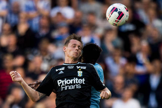 IFK Göteborgs Jakob Ankersen i nickduell med Malmö FFs Pa