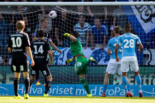 Malmö FFs Kari Arnason (ej i bild) gör 1-0 bakom IFK