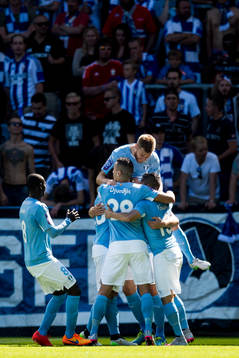 Malmö FFs spelare med Rasmus Bengtsson överst jublar