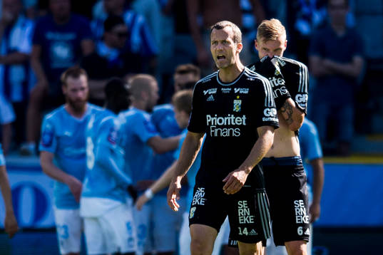 IFK Göteborgs Hjalmar Jonsson och Sebastian Eriksson deppar