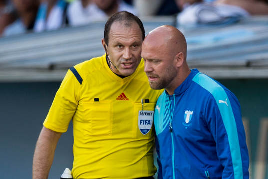 Domare Jonas Eriksson i samtal med Malmö FFs assisterande