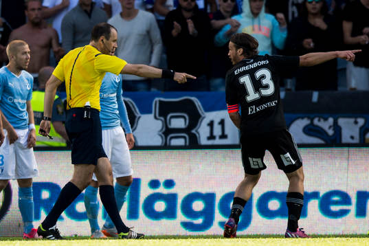 Domare Jonas Eriksson dömmer straff för IFK Göteborg