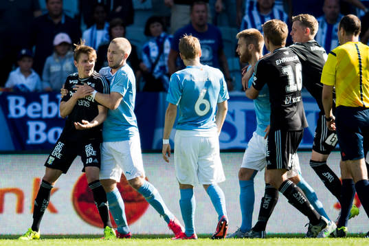 Malmö FFs Anton Tinnerholm plockar bort IFK Göteborgs